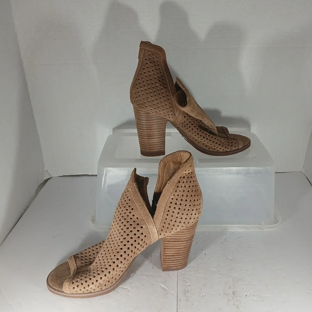 Lucky Brand Larise Booties 6M Tan Suede Perforated Peep Toe Block Heel Boho Chic